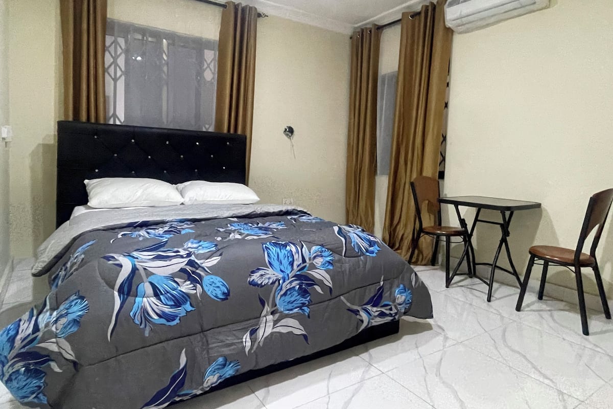 Comfort Single Room | Blackout drapes, iron/ironing board, WiFi (free)