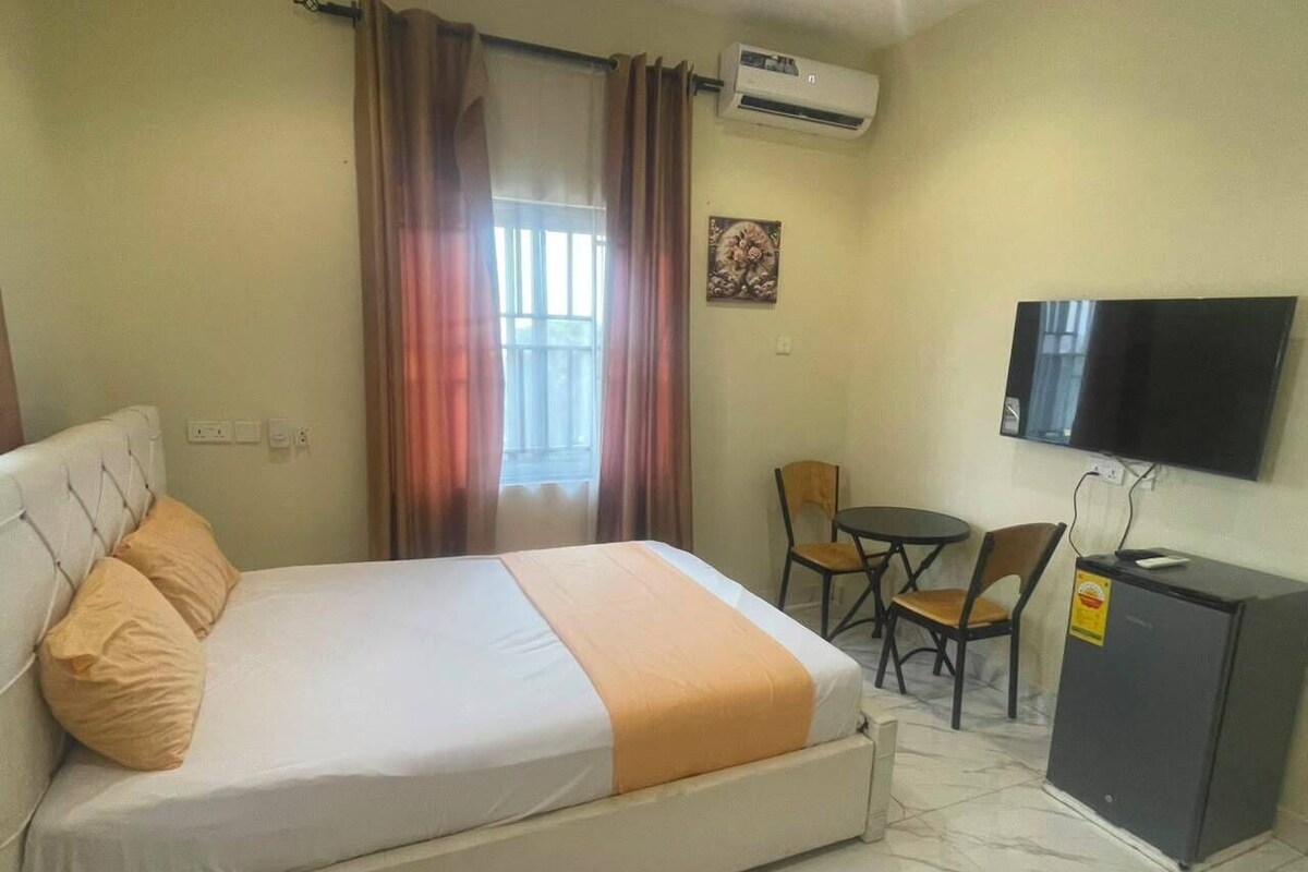 Comfort Single Room | Blackout drapes, iron/ironing board, WiFi (free)