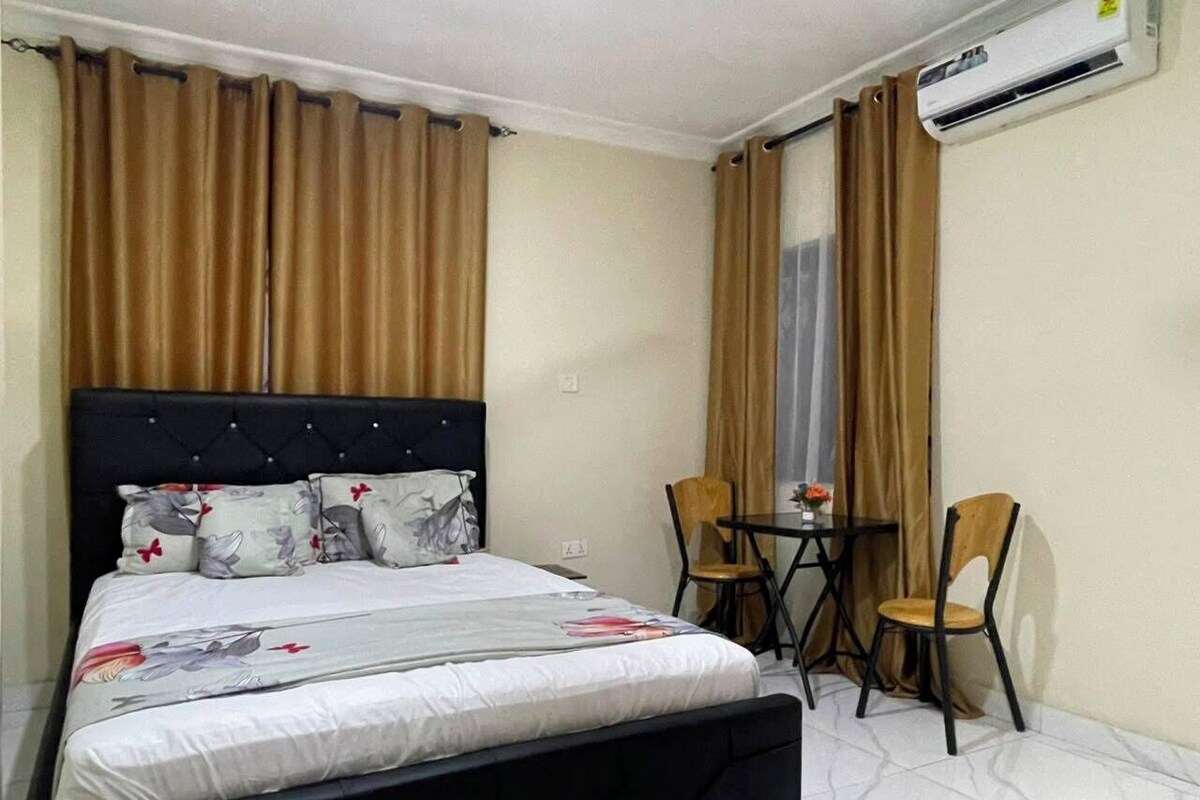 Comfort Single Room | Blackout drapes, iron/ironing board, WiFi (free)