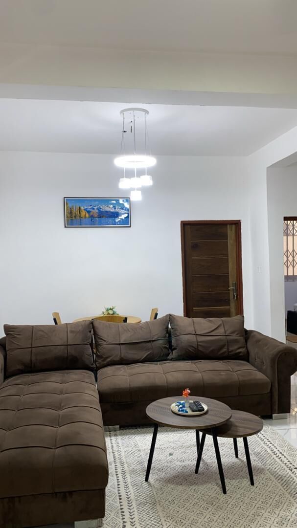 Departamento, 2 habitaciones | Área de sala de estar | Televisión y chimenea 