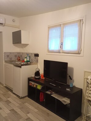 Réfrigérateur, micro-ondes, plaque de cuisson, cafetière/bouilloire