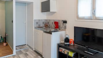 Køleskab, mikrobølgeovn, kogeplade, kaffe-/temaskine