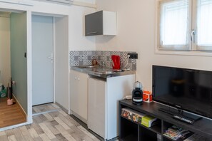 Fridge, microwave, stovetop, coffee/tea maker - Studio "Villa Loriol du Comtat" with Shared Pool and Private Terrace (Loriol-du-Comtat)