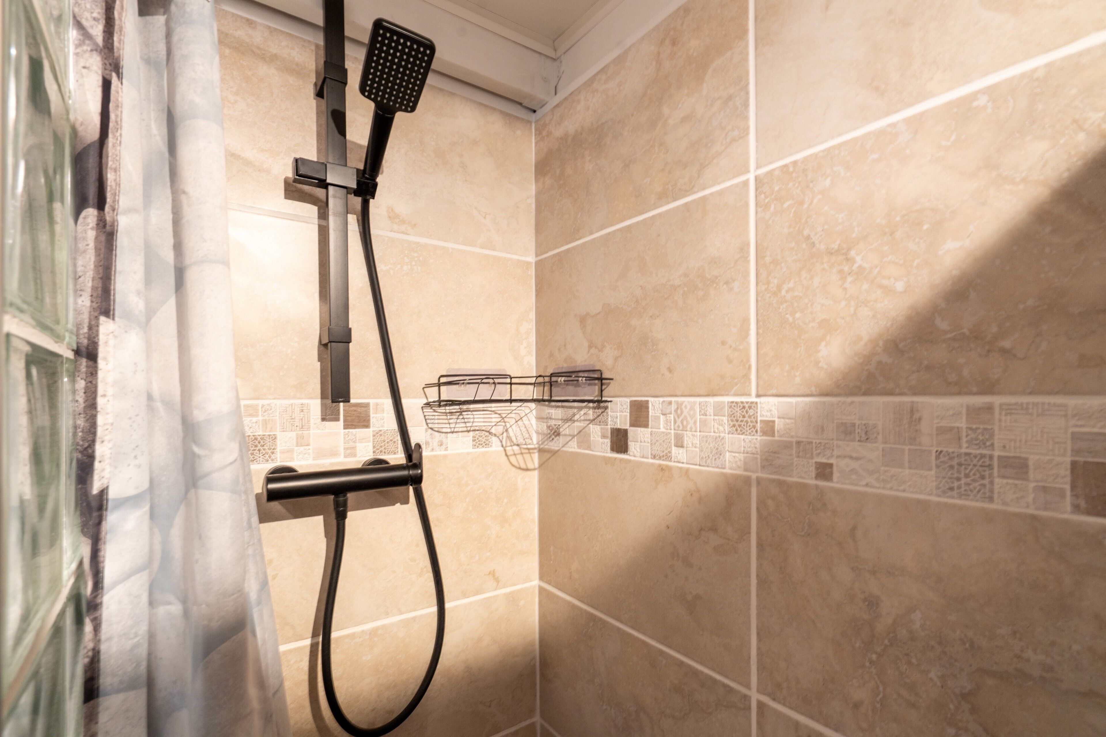 Een douche, handdoeken