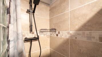 Een douche, handdoeken