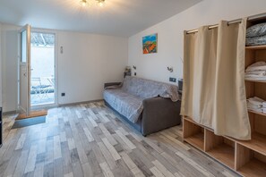 TV - Studio "Villa Loriol du Comtat" with Shared Pool and Private Terrace (Loriol-du-Comtat)