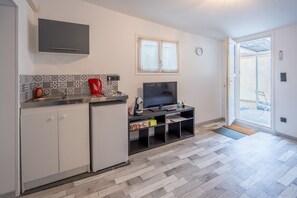 Kühlschrank, Mikrowelle, Herdplatte, Wasserkocher mit Kaffee-/Teezubehör