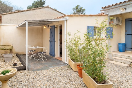 Outdoor dining. Studio "Villa Loriol du Comtat" with Shared Pool and Private Terrace