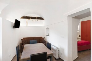 Dining - Apartment 'Casa Vacanza A Cola' with Mountain View, Wi-Fi and Air Conditioning (Rocchetta Nervina)