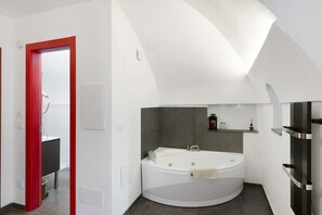 Douche, sèche-cheveux, serviettes fournies