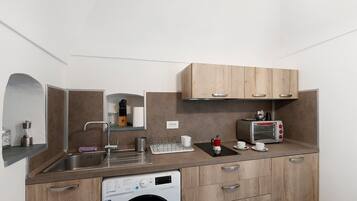 Fridge, oven, stovetop, electric kettle