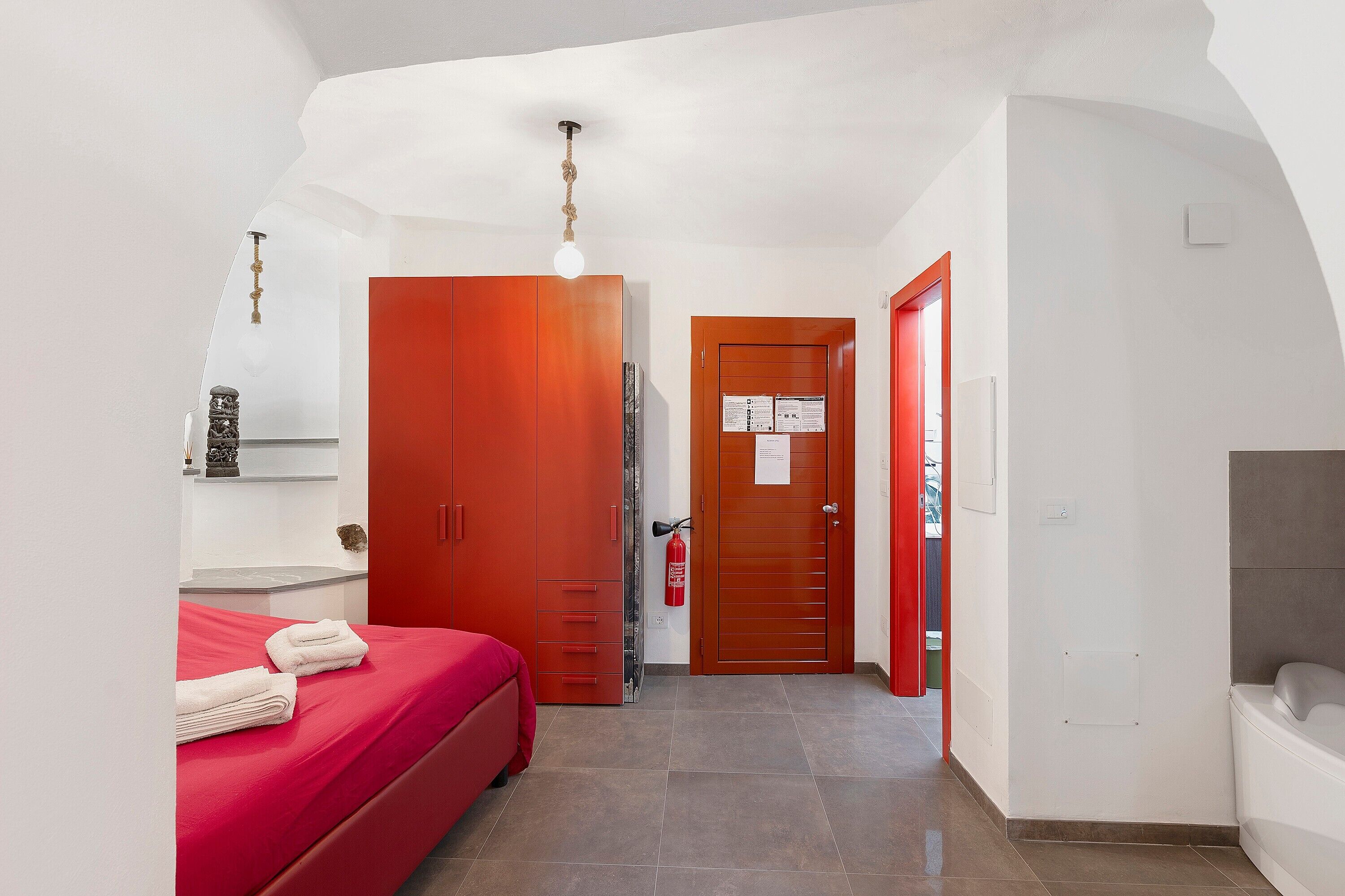 Planxa i posts de planxar, wifi i roba de llit 