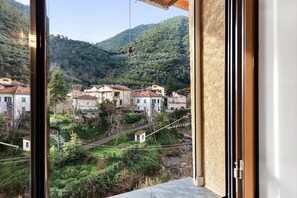 Interior - Apartment 'Casa Vacanza A Cola' with Mountain View, Wi-Fi and Air Conditioning (Rocchetta Nervina)