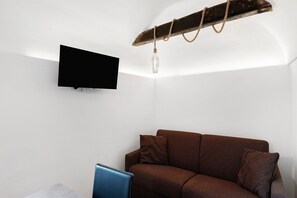 TV - Apartment 'Casa Vacanza A Cola' with Mountain View, Wi-Fi and Air Conditioning (Rocchetta Nervina)