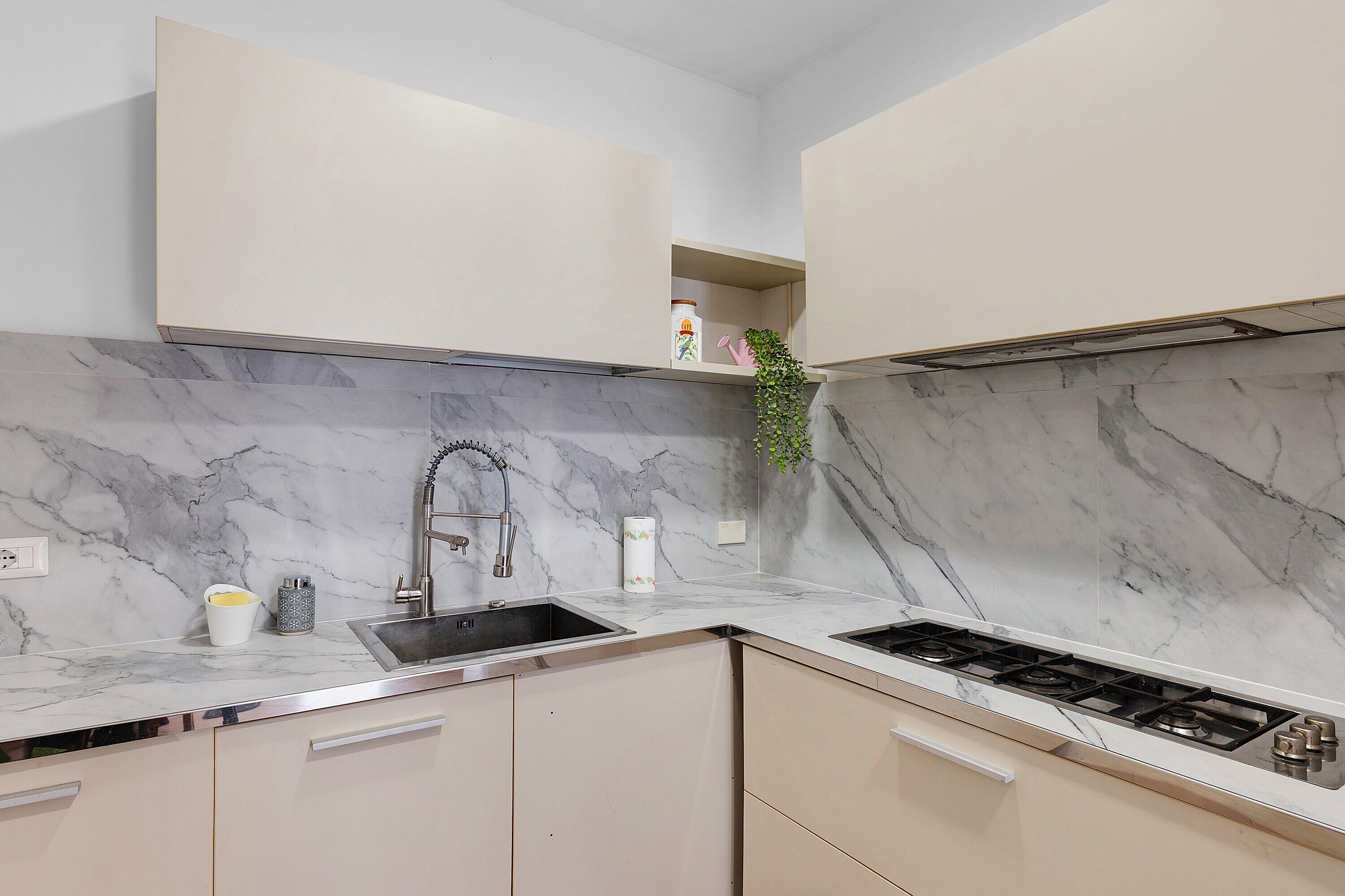 Kühlschrank, Ofen, Herdplatte, Wasserkocher mit Kaffee-/Teezubehör