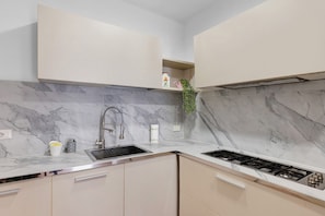 Kylskåp, ugn, spishäll och kaffe- och tebryggare