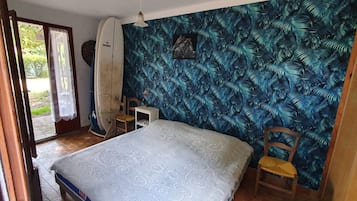 3 habitaciones y tabla de planchar con plancha