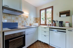Fridge, microwave, oven, stovetop - 'Villa L'Andélu' – Tranquil Retreat Near Ocean and Léon Lake (Saint-Michel Escalus)