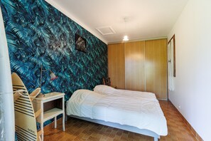 3 chambres, fer et planche à repasser