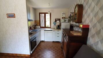 Kjøleskap, mikrobølgeovn, ovn og kokeplater