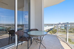 Outdoor dining - Destin West V510 ~ Beach Access/7 Pools/3 Hot Tubs/700 ft Lazy River (Fort Walton Beach)