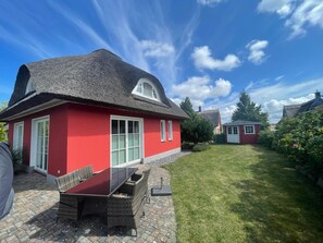 Outdoor dining - Beachfront, exclusive, comfortable 5 ***** thatched house with sauna! (Glowe)