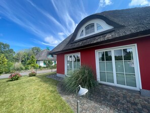 Exterior - Beachfront, exclusive, comfortable 5 ***** thatched house with sauna! (Glowe)