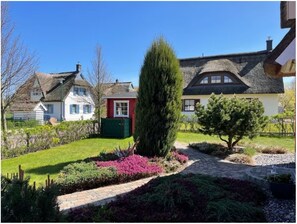 Property grounds - Beachfront, exclusive, comfortable 5 ***** thatched house with sauna! (Glowe)