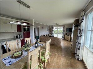 Dining - Beachfront, exclusive, comfortable 5 ***** thatched house with sauna! (Glowe)