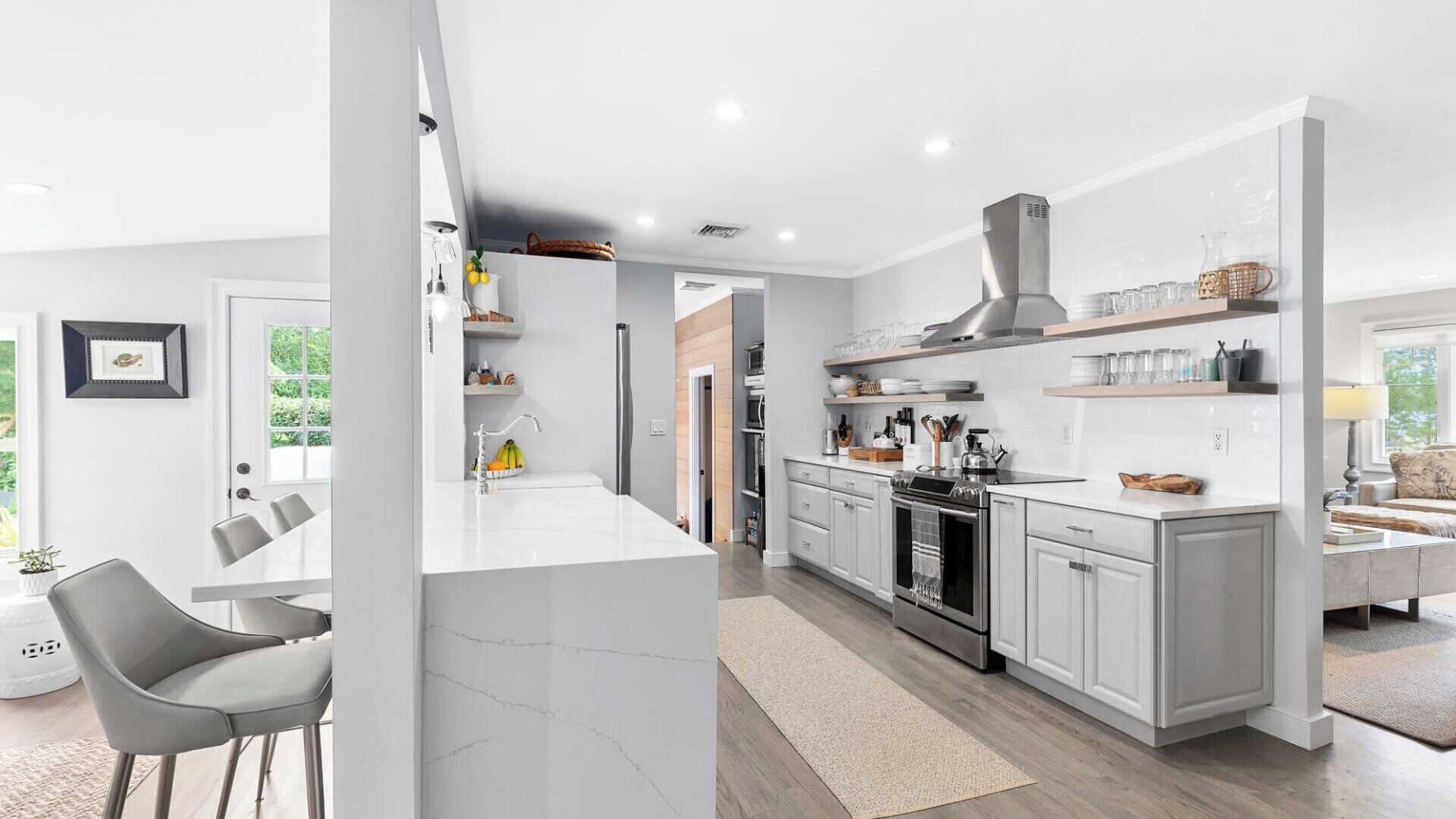 Microondas, horno, parrilla de estufa y cafetera y tetera 