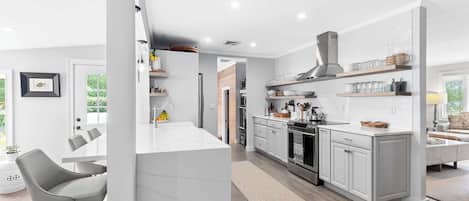 Microondas, horno, parrilla de estufa y cafetera y tetera