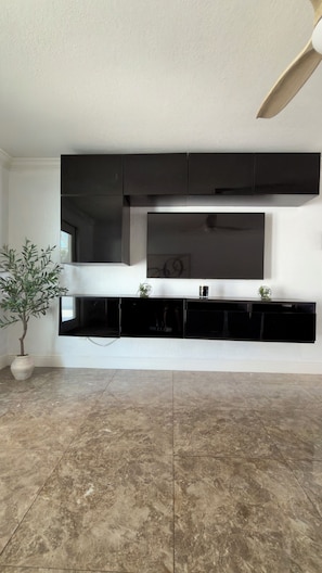 Interior - CASA KAMPA offers you a heated pool with Jacuzzi at no additional cost. (Tampa)