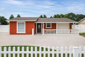 Exterior - KAMPA HOUSE offers you a heated pool with jacuzzi, 3 bedrooms, and 2.5 bathrooms (Tampa)