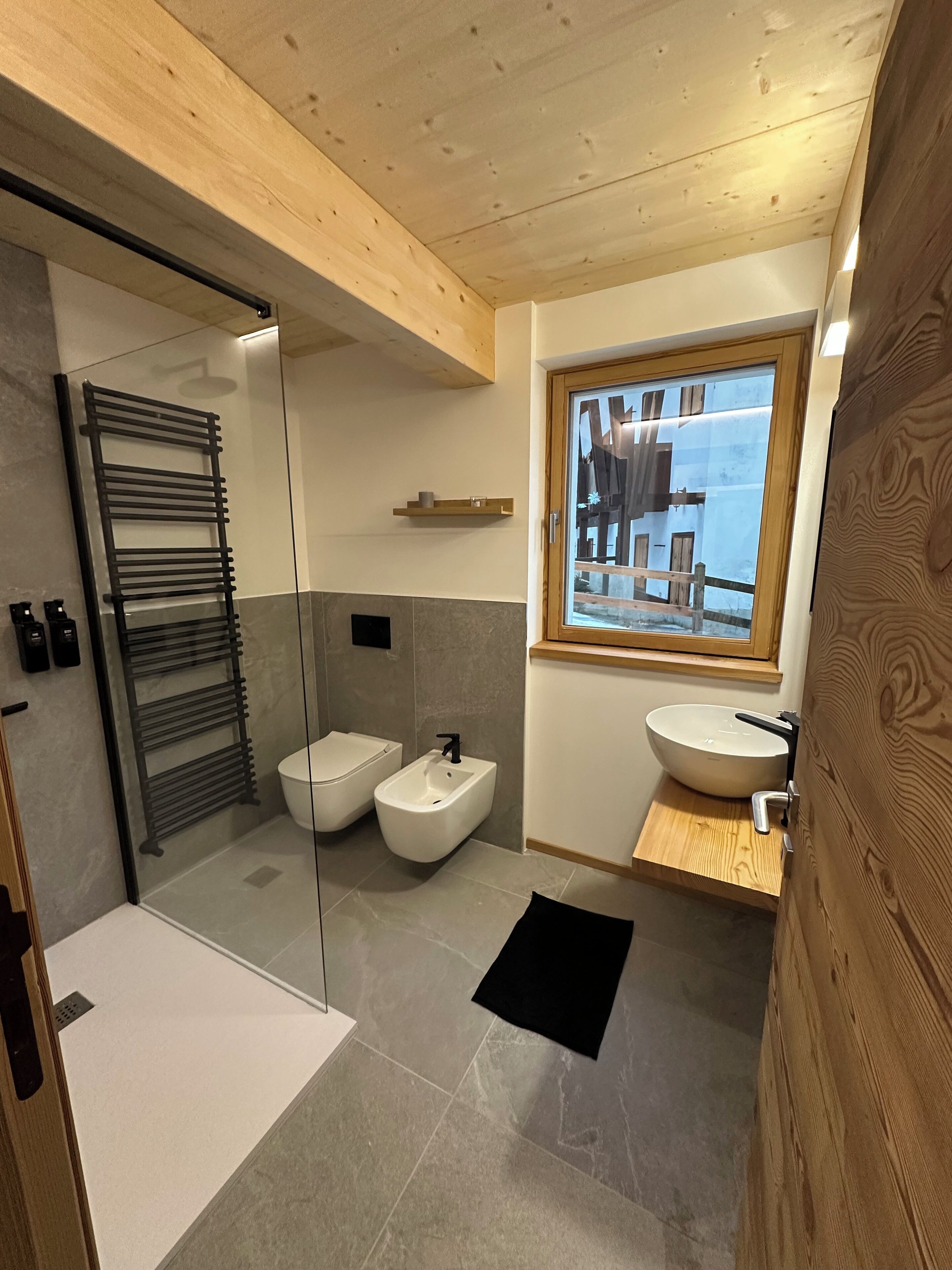 Gratis toiletartikelen, een haardroger, een bidet, handdoeken