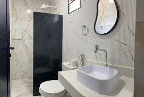 Comfort vierpersoonskamer | Badkamer | Handdoeken, zeep, toiletpapier