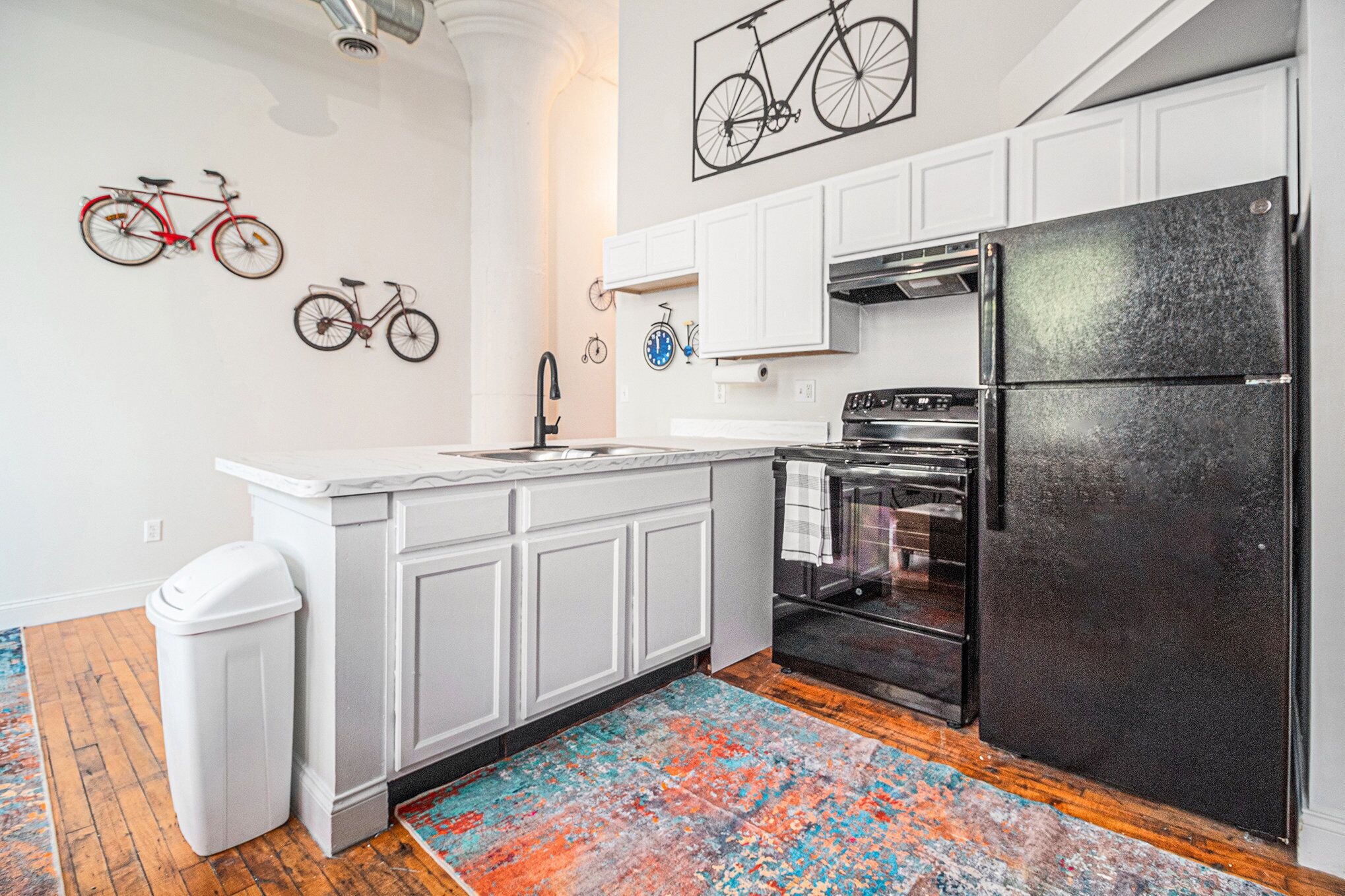 Microondas, horno, placa de cocina