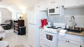 Een magnetron, een oven, een kookplaat, een vaatwasser