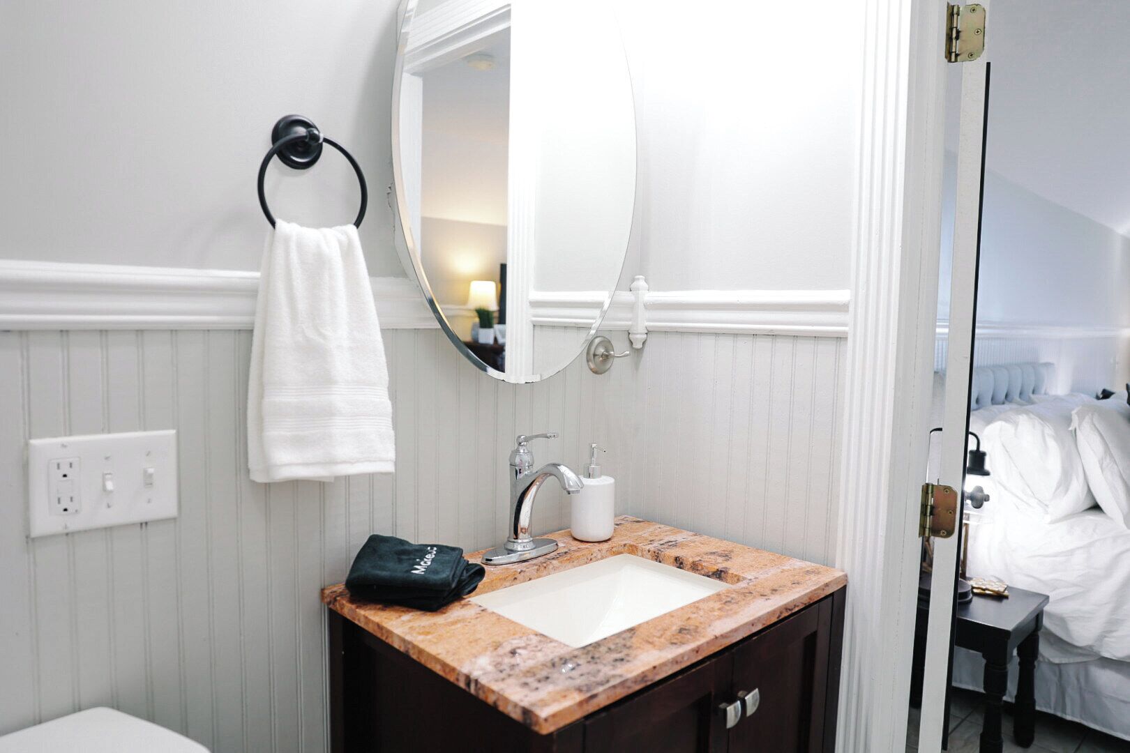 Dusch, hårtork, handdukar och tvål