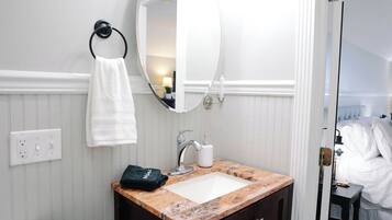 Chuveiro, secador de cabelo, toalhas de banho, sabonete