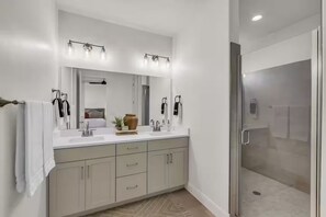 Shower, hair dryer, towels, soap - 3 Master Ensuites w/KingBeds HotTub+Pool+LazyRiver (Washington)