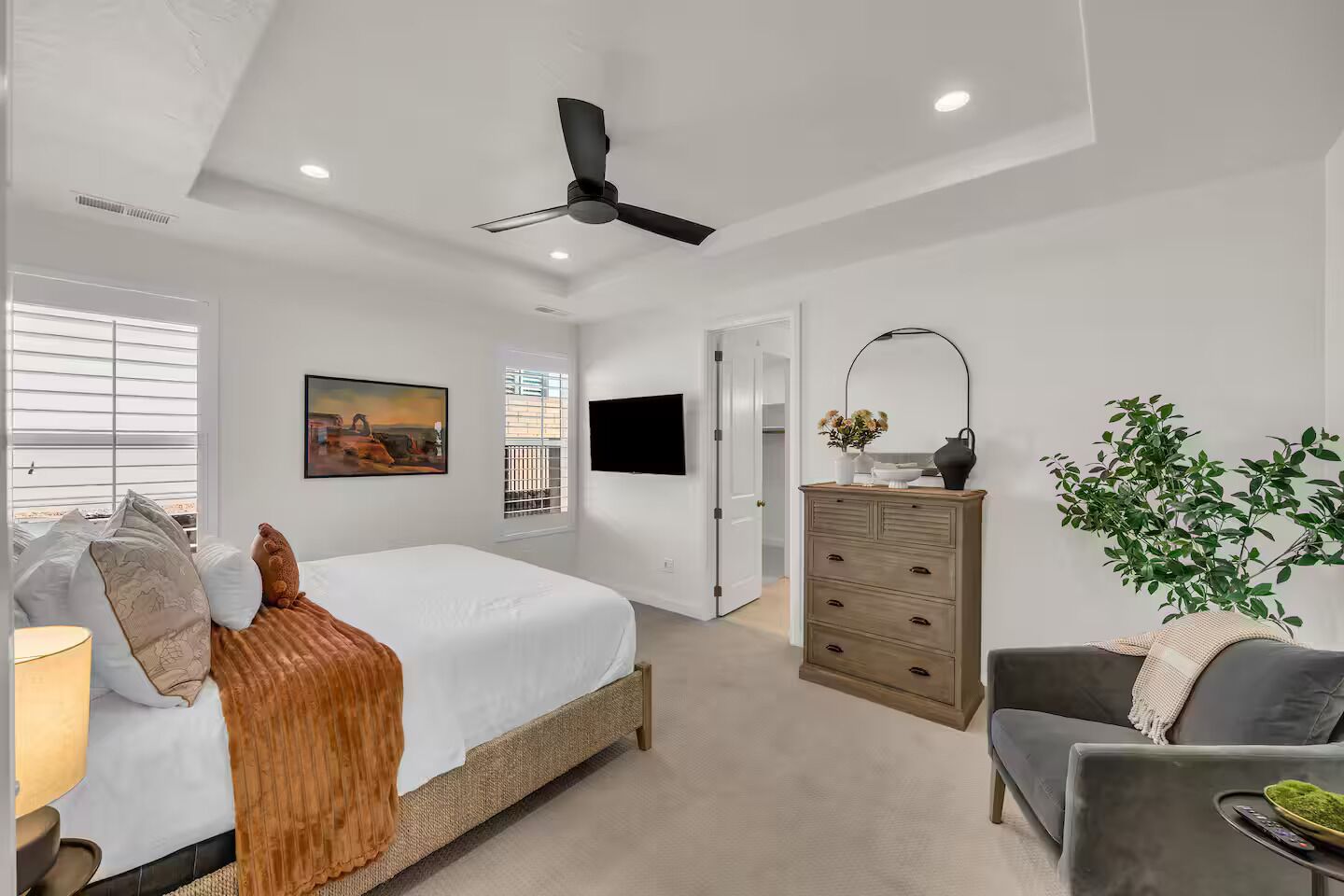 3 habitaciones, tabla de planchar con plancha, wifi y ropa de cama 