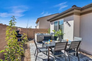 Outdoor dining - 3 Masters w/Kings PrivateHotTub @Paseos HeatedPool (Washington)