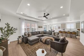 Living area - 3 Masters w/Kings PrivateHotTub @Paseos HeatedPool (Washington)