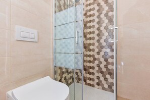 Secador de cabelo, toalhas de banho