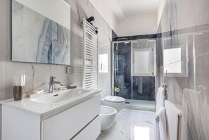 Secador de pelo y toallas