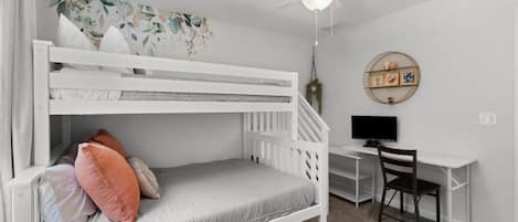4 Schlafzimmer, Schreibtisch, Bügeleisen/Bügelbrett, Reisekinderbett