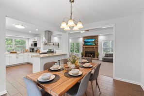 Dining - 3BR Modern Home Near LakePoint, KSU, Lakes, Trails (Acworth)