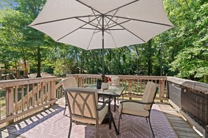 Outdoor dining - 3BR Modern Home Near LakePoint, KSU, Lakes, Trails (Acworth)