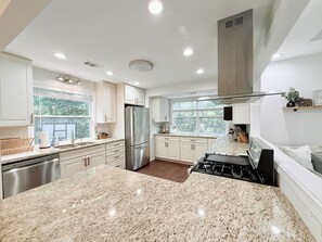 冰箱、微波炉、烤箱、炉灶