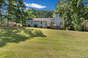 Exterior - 3BR Modern Home Near LakePoint, KSU, Lakes, Trails (Acworth)